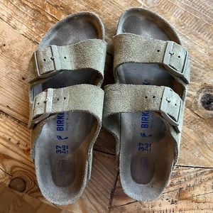 Arizona suede two strap, soft bed, khaki color.